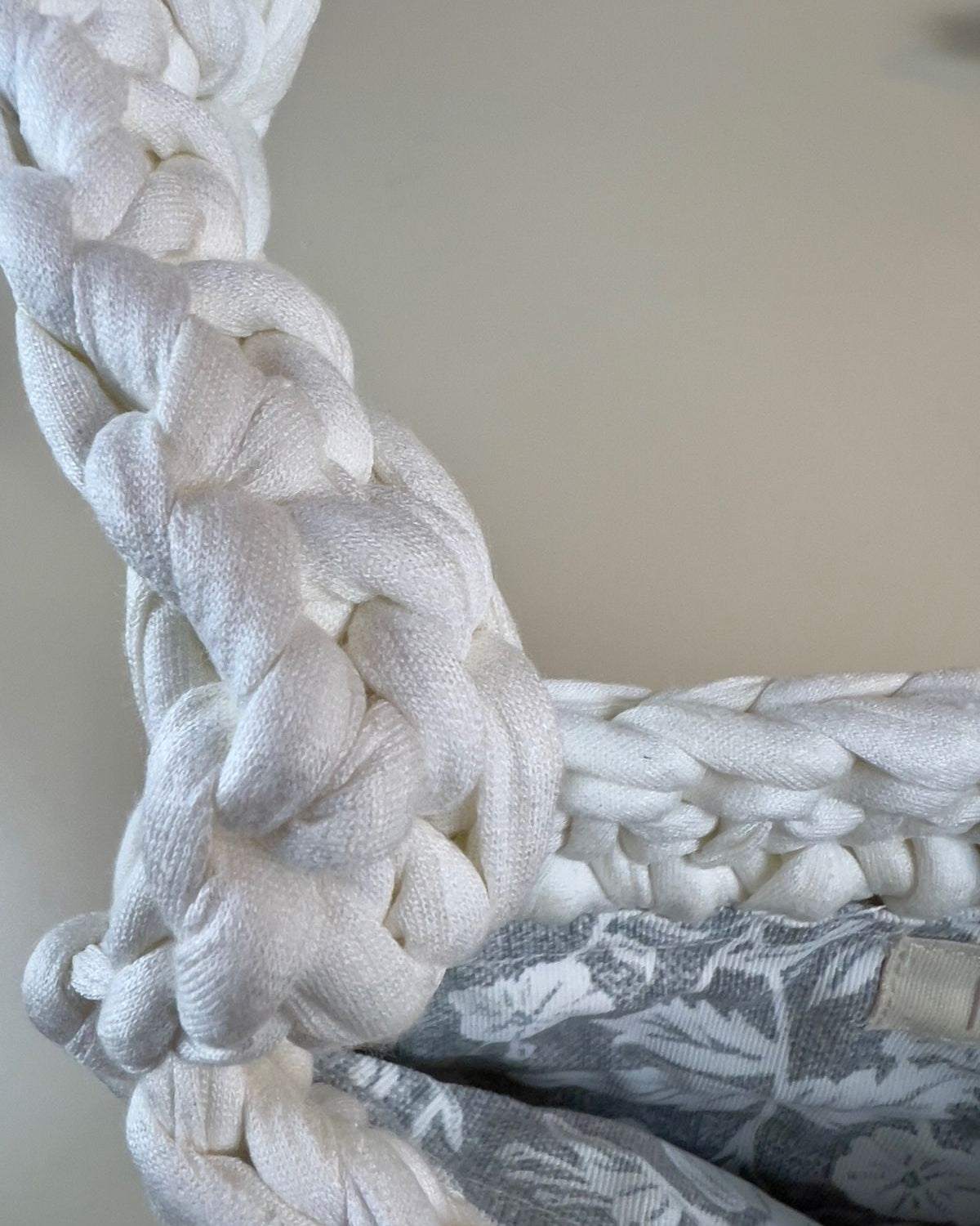 Detalle del tejido de crochet artesanal en bolso marrón, mostrando su textura única y calidad artesanal."