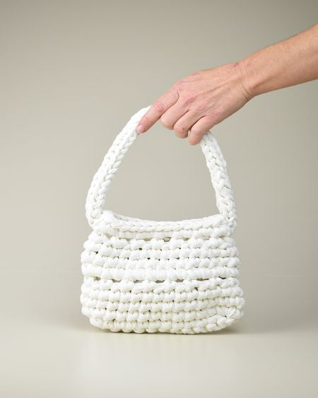 Bolso de crochet  accesorio ideal para un look boho y relajado, hecho a mano con materiales sostenibles
