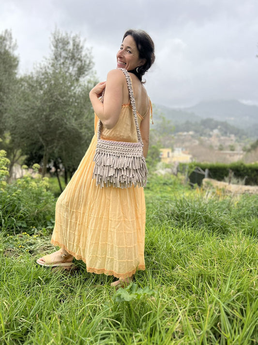 Bolso artesanal de flecos, tejido en crochet con materiales sostenibles, forrado y con cierre magnético.