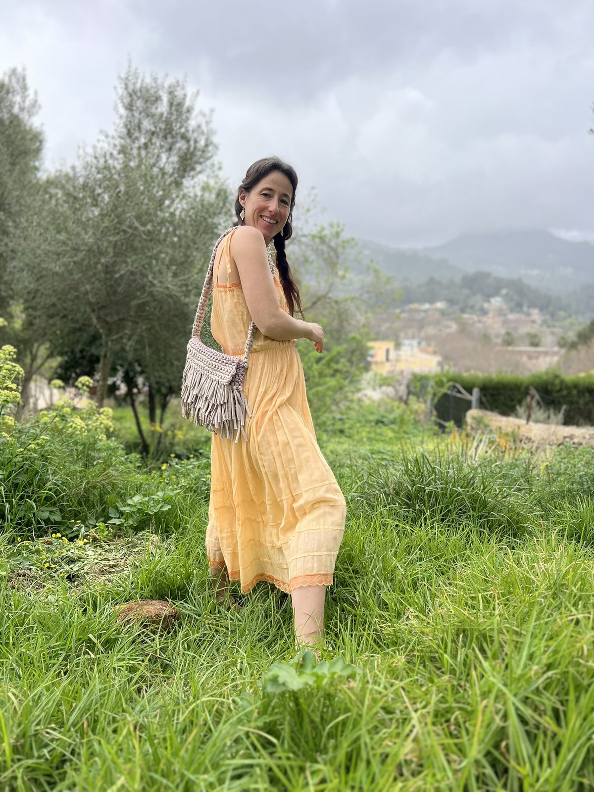 Bolso de estilo mediterráneo, con detalles de flecos, forro interior y cierre magnético para mayor comodidad.