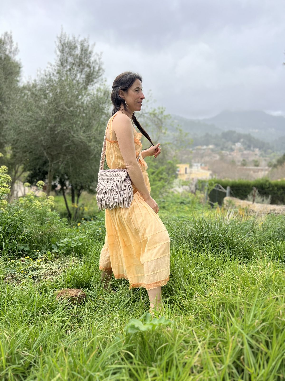 Bolso de estilo mediterráneo, con detalles de flecos, forro interior y cierre magnético para mayor comodidad.