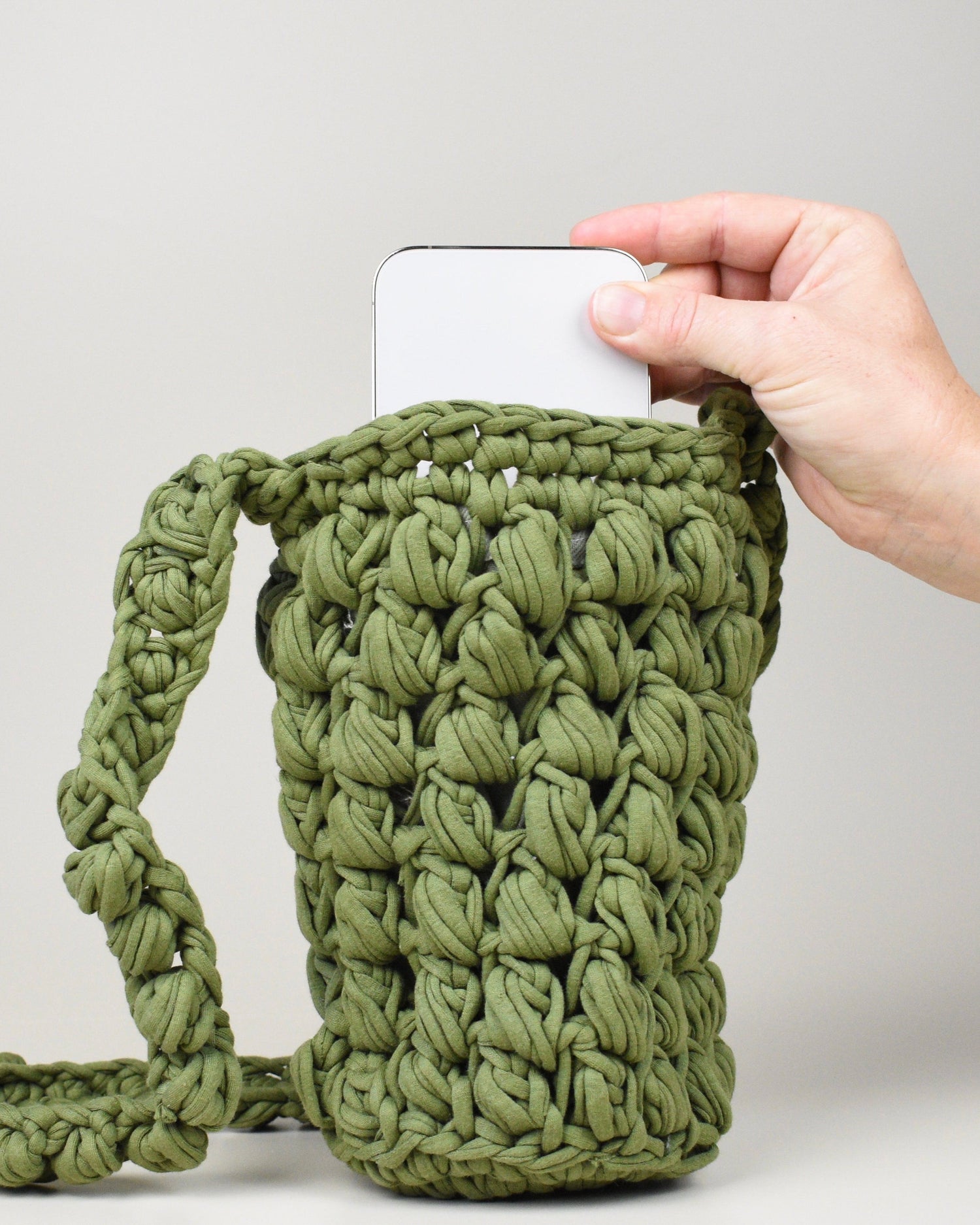 Bolso Moss verde a crochet hecho a mano en Mallorca con hilos naturales y reciclados estilo boho slow fashion
