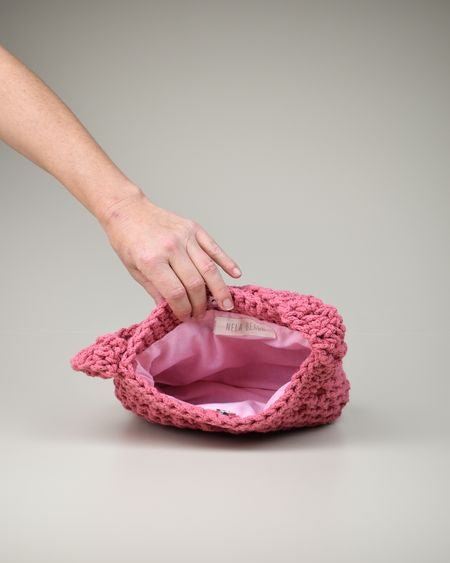  "Bolso de crochet con forro interior, amplio y funcional, ideal para llevar lo esencial con un estilo boho chic."